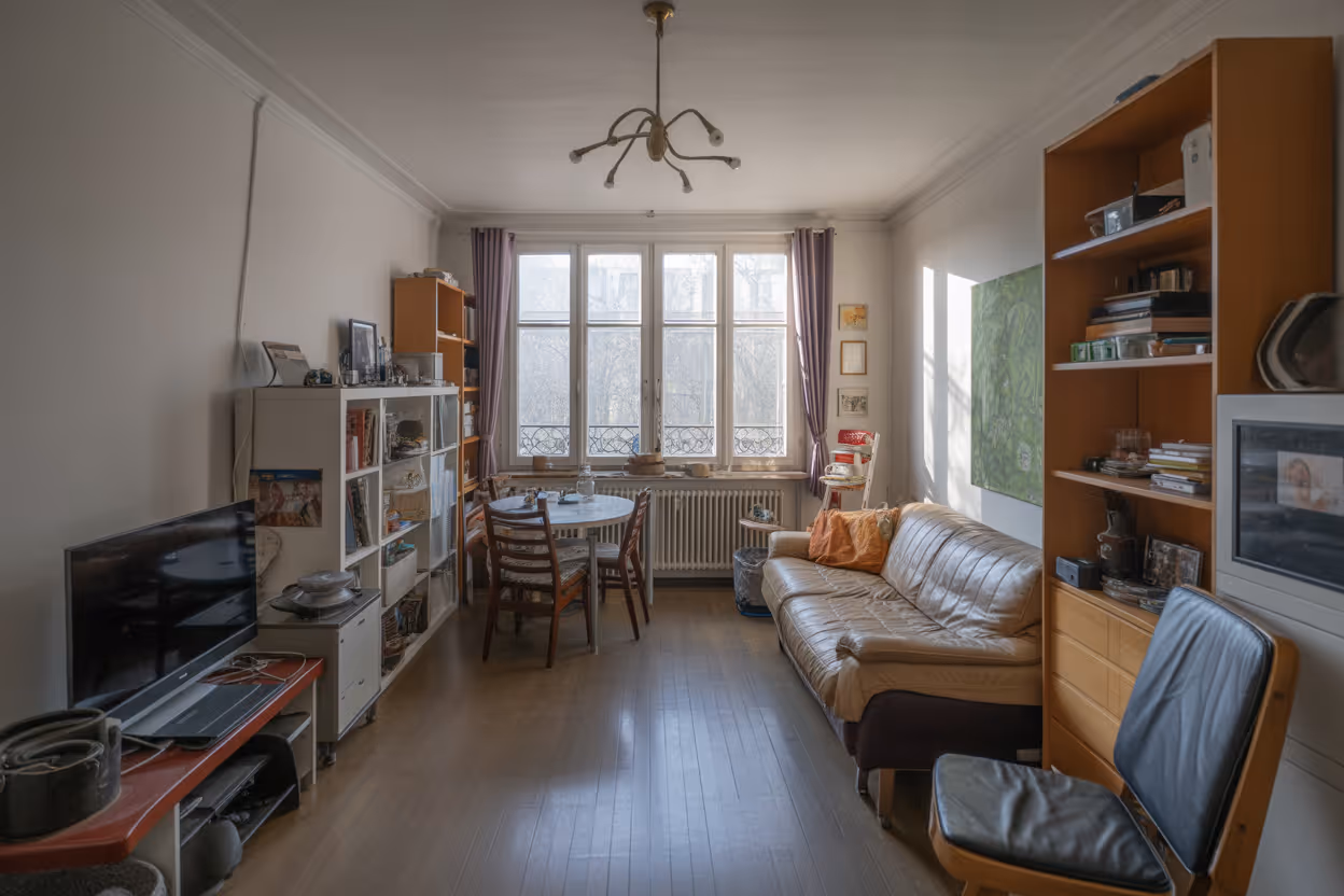 wohnzimmer mit brauner ledercouch holztisch mit st hlen vor gro en fenstern und 